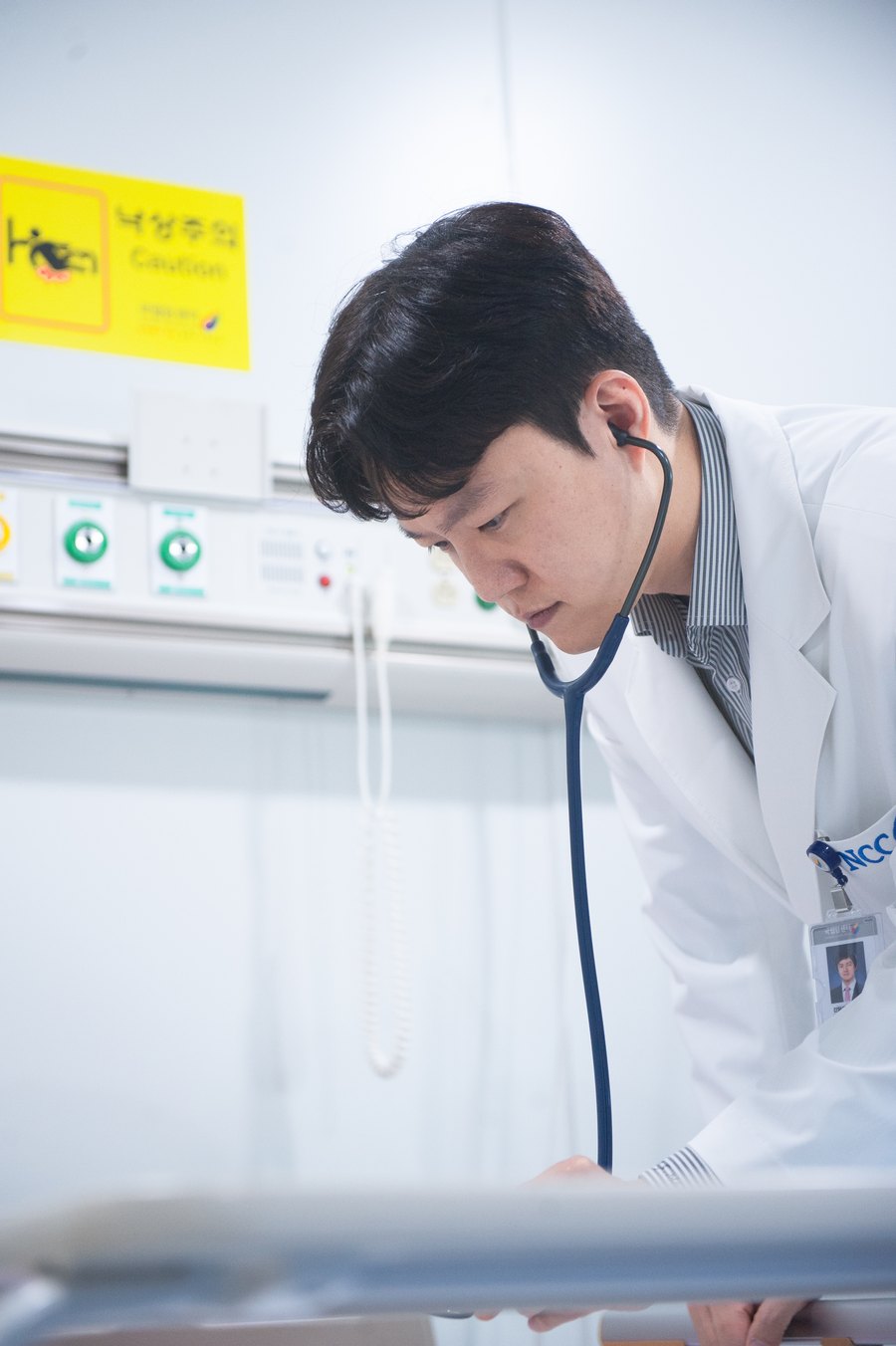회진·외래에서 환자를 진찰하는 모습